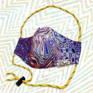 Puede incluir: Una mascarilla facial con estampado morado, azul y naranja con un cord&oacute;n ajustable amarillo y verde. La mascarilla tiene una peque&ntilde;a etiqueta que dice "SZMIC".