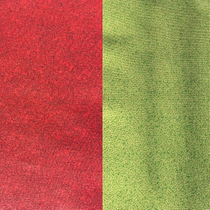 Puede incluir: Un primer plano de una tela roja y verde con un patr&oacute;n texturizado. La tela est&aacute; hecha de un material tejido y tiene una textura ligeramente rugosa.