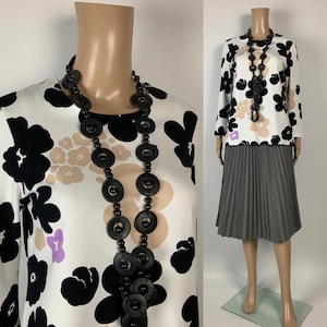 MARIMEKKO ホワイトフローラルプリントブラウス / Aラインフレアブレスレットスリーブシャツ