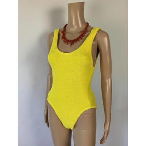 Vintage geel badpak met textuur | Badpak met hoge beenuitsnijding uit de jaren 90 | Eendelig badpak van kreukelstof met lage ronde hals en open rug