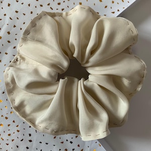 Cremeweißer Haargummi aus 100% Seide / Vintage Haargummi aus recycelter Seide / Haargummi aus Seide / Eleganter Haargummi / Handgefertigter Haargummi aus Seide