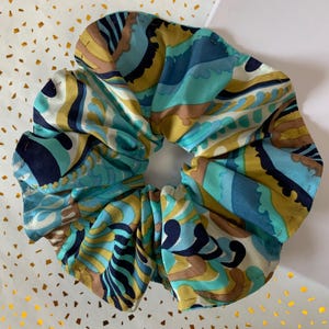 Silk Scrunchie Upcycled / Vintage Silk Scrunchy / Seiden Haargummi / Sommer Haargummi / Handgefertigtes Seiden Satin Scrunchy / Geburtstagsgeschenk Sie
