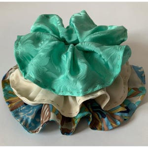 Vintage Seiden Scrunchy 3er Set / Seidenhaargummi / Handgefertigtes Seiden Satin Scrunchy / Upcycled Seide Scrunchy / Weißer Türkis bedruckter Scrunchie