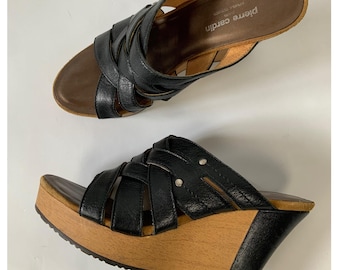 PIERRE CARDIN jaren 90 plateausandalen met sleehak / vintage muiltjes van gevlochten leer