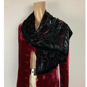Foulard en soie transparent vintage des années 90 / châle gothique romantique sombre des années 90 / tour de cou en velours doux / écharpe triangulaire en viscose / châle en soie violet noir