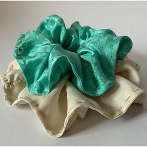 Vintage Seiden Scrunchy 2er Set / Seidenhaargummi / Handgefertigtes Seiden Satin Scrunchy / Upcycled Seiden Scrunchy / Weißer Türkis Seiden Scrunchie