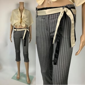 Vintage Metallic Grau Gestreifte Capri Hose / Y2K Stretchige Cropped Hose / Niedrige Taille Capris / 2000er Jahre Mode / Größe S / RINASCIMENTO
