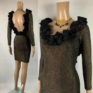 Sukienka Vintage Metallic Disco / Sukienka Mini z Falbaniastym Kołnierzem / Złota Dopasowana Sukienka z Lat 80. / Odkryte Plecy / Sukienka na Specjalne Okazje / Rozmiar XS - S