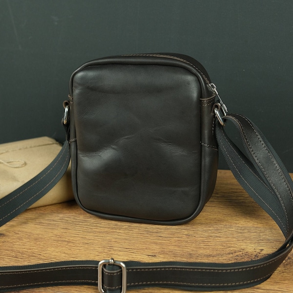 Personalisierte Tasche, Umhängetasche für Männer, Geschenk für ihn, Leder Crossbody, Leder Herrentasche, kompakte Tasche Männer, Ledertasche für Männer, freie Initialen