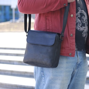 Sac à bandoulière en cuir pour homme personnalisé fait main en cuir vintage véritable, idéal à offrir à votre homme bien-aimé
