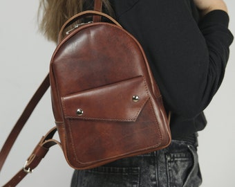 Kompakter Lederrucksack für Frauen / Schulrucksack / Schulrucksack aus Leder / Lässiger Rucksack / Kleiner Lederrucksack / Gratis Prägung