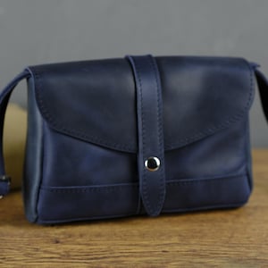 Bolso bandolera pequeño de piel para mujer – Monedero de plena flor hecho a mano con cierre magnético – Correa ajustable – Regalo personalizado grabado para ella