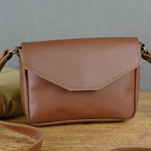 Mini bolso de hombro de cuero, bolso cruzado hecho a mano con bolsillo interior, bolso pequeño de plena flor, correa ajustable, regalo personalizado para ella