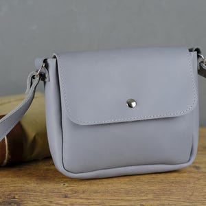 Bolso bandolera pequeño de piel para mujer – Bolso de hombro de plena flor hecho a mano con cierre de botón – Monedero con correa grabada personalizada – Regalo para uso diario