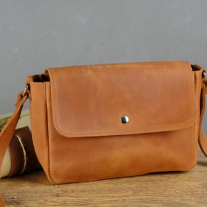 Bolso bandolera de piel para mujer, personalizado con bolsillo interior, hecho a mano en piel flor, ideal como regalo para él o para un aniversario.