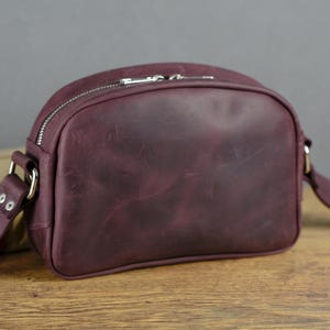Bolso bandolera de piel para mujer – Bolso de hombro de plena flor hecho a mano con cremallera y correa ajustable – Regalo personalizado con grabado para uso diario