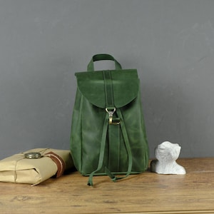 Handgefertigte Leder Rucksack Frauen, Personalisierte Crazy Horse Vollkorn Rustikales Geschenk mit Kordelverschluss und verstellbaren Trägern, Einzigartige Geldbörse