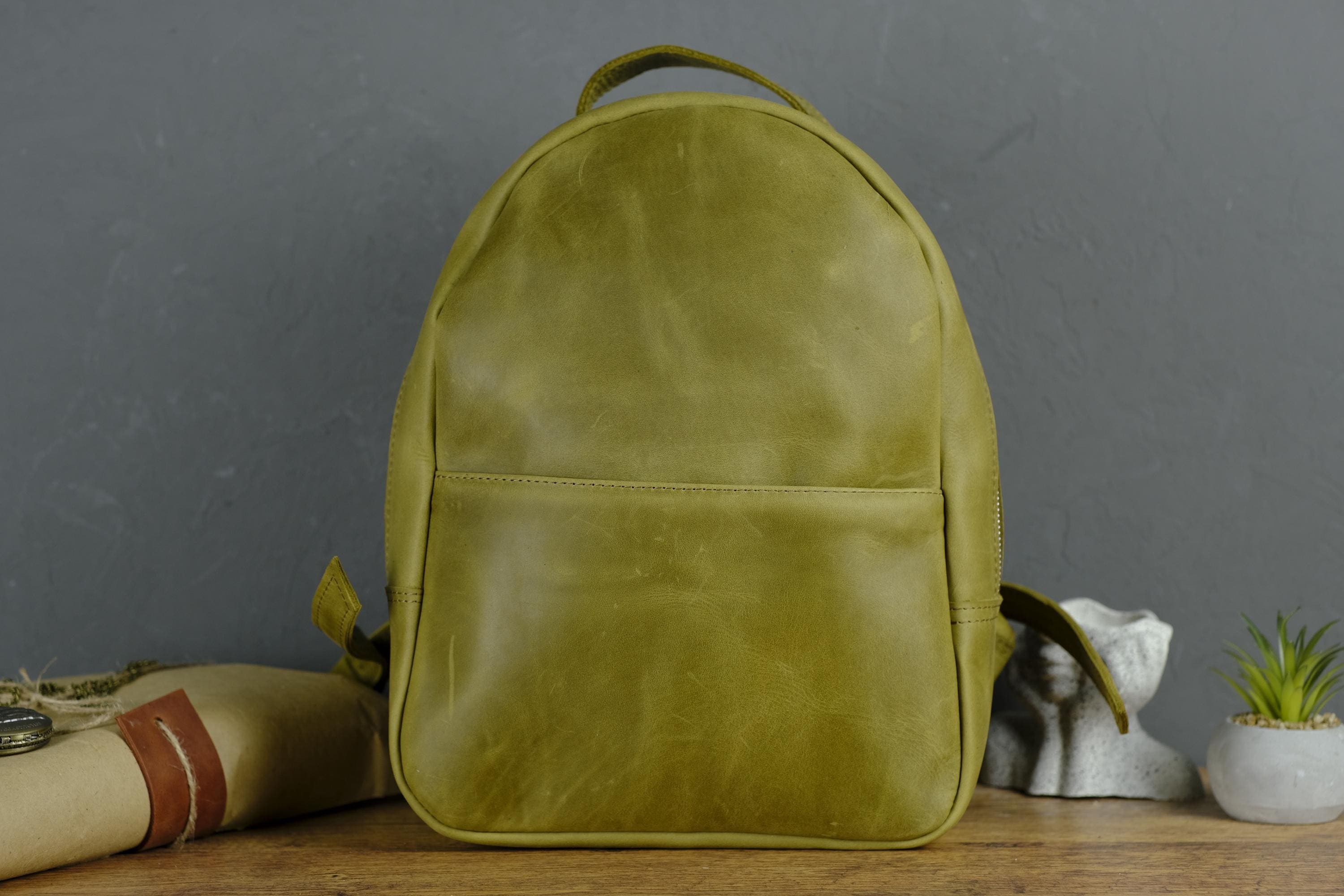Rucksack aus echtem Vintage Leder für Damen – Handgefertigte Crazy Horse Umhängetasche mit Reißverschluss, Außentasche und gratis Gravur – stylisches Geschenk für Schule oder Arbeit
