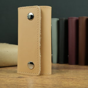 Estuche compacto para llaves, llavero de cuero, herrajes plateados, estuche pequeño para llaves de cuero con tres pliegues, llavero de cuero para 6 llaves, bolso de cuero para llaves
