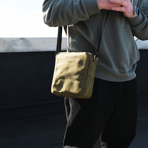 Sac à bandoulière compact, Sac à bandoulière en cuir, Sac de tous les jours pour lui, Sac à bandoulière en cuir pour homme, Sac à bandoulière avec fermeture à glissière, Initiales gratuites