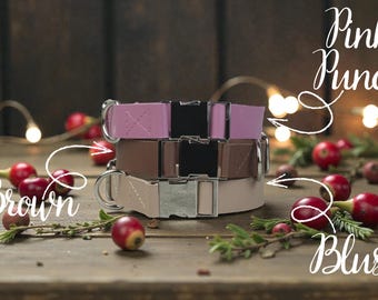 Könnte beinhalten: Drei gestapelte Tierhalsbänder in den Farben Pink, Braun und Blush. Jedes Halsband verfügt über eine silberfarbene Metall-Steckschnalle und einen D-Ring zur Befestigung. Der Text Pink Punch, Brown und Blush steht neben den Halsbändern.