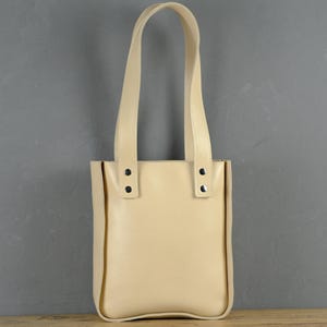 Leder Umhängetasche – Große Schultertasche für Frauen mit Vorder- und Gesäßtaschen – Arbeitstasche für jeden Tag – geräumiges, personalisiertes Geschenk