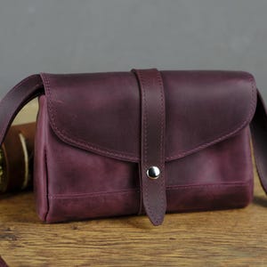 Kleine Leder Crossbody für Frauen, Geldbörse aus echtem Leder mit Magnetverschluss und verstellbarem Riemen, handgefertigtes personalisiertes Geschenk für ihre Essentials