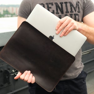 Custodia in pelle personalizzata per MacBook Air M2 / Custodia in pelle MacBook Pro 16 M1 2022 / Custodia per laptop per MacBook Pro 13 M2 / Regalo per lui