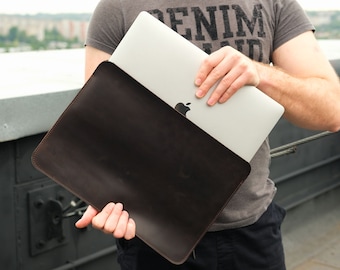 Housse en cuir personnalisée pour MacBook Air M2 / Housse en cuir pour MacBook Pro 16 M1 2022 / Housse d'ordinateur portable pour MacBook Pro 13 M2 / Cadeau pour lui