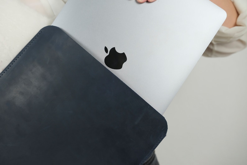 Personalisierte Lederhülle für MacBook, MacBook Air 13 M2 Hülle, 16 Zoll Laptophülle, MacBook Pro 13 2020 Hülle, Slim Leder Laptophülle Bild 5
