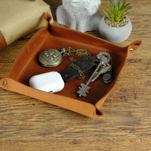 Bandeja de escritorio de cuero – Organizador de cuero de grano completo hecho a mano para llaves, billetera, joyas o monedas – Bandeja cuadrada para todo uso – Regalo rústico para hombres o para la oficina