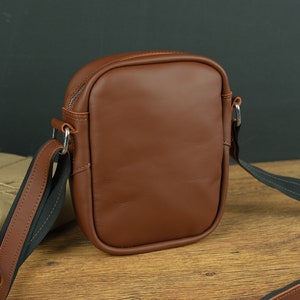 Kompakte Crossbody-Tasche, Lederumhängetasche, Lederumhängetasche mit Reißverschluss, Kostenlose Initialen, Herrenumhängetasche, Alltagstasche für ihn, kleine Tasche