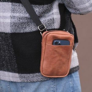 Sac à bandoulière en cuir pour homme / Sac en cuir compact fait main / Sac à bandoulière zippé / Sac à main pour homme avec rabat / Cadeau pour petit ami