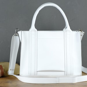 Bolso bandolera de piel para mujer, hecho a mano, con bolsillos interiores y exteriores, correa ajustable, bolso de piel flor personalizado para uso diario.