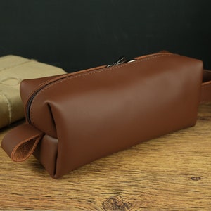 Leather dopp kit, Personalized groomsmen gift, Mens dopp kit, Mens toilerty bag, leather dopp kit, Mens leather toilerty bag, Free Initials