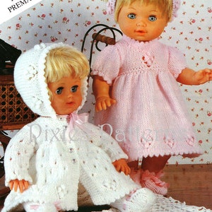 Könnte beinhalten: Zwei Puppen in gestrickten Outfits. Eine Puppe trägt ein weißes Outfit mit Kapuze und rosa Schleife. Die andere Puppe trägt ein rosa Kleid und ein Stirnband. Der Text "FOR DOLLS AND PREMATURE BABIES" befindet sich oben.