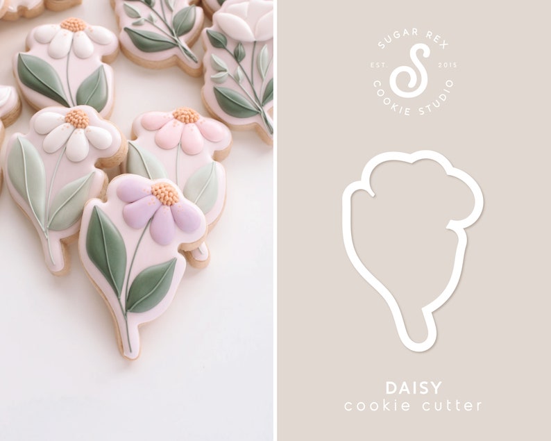K&ouml;nnte beinhalten: Nahaufnahme eines Ausstechers in Form einer G&auml;nsebl&uuml;mchen-Blume. Der Ausstecher ist wei&szlig; und befindet sich auf einem hellbraunen Hintergrund. Der Text "DAISY cookie cutter" befindet sich unter dem Ausstecher.