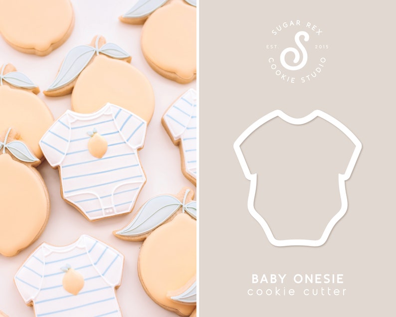 K&ouml;nnte beinhalten: Ein Ausstecher in Form eines Baby-Bodys. Der Body ist wei&szlig; und hat ein blaues Streifenmuster. Der Ausstecher befindet sich auf einem hellgrauen Hintergrund mit dem Text "BABY ONESIE cookie cutter" darunter. Der Text "SUGAR REX COOKIE STUDIO EST. 2018" befindet sich in einem Kreis &uuml;ber dem Ausstecher.