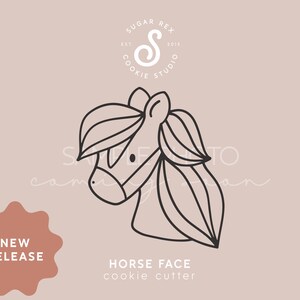 Pu&ograve; includere: Illustrazione a linea di un viso di cavallo, con un design semplice e un'espressione carina. L'immagine &egrave; in bianco e nero e ha uno sfondo marrone chiaro. Il testo "NEW RELEASE" &egrave; in una forma a stella in basso a sinistra dell'immagine. Il testo "HORSE FACE cookie cutter" &egrave; sotto l'immagine.
