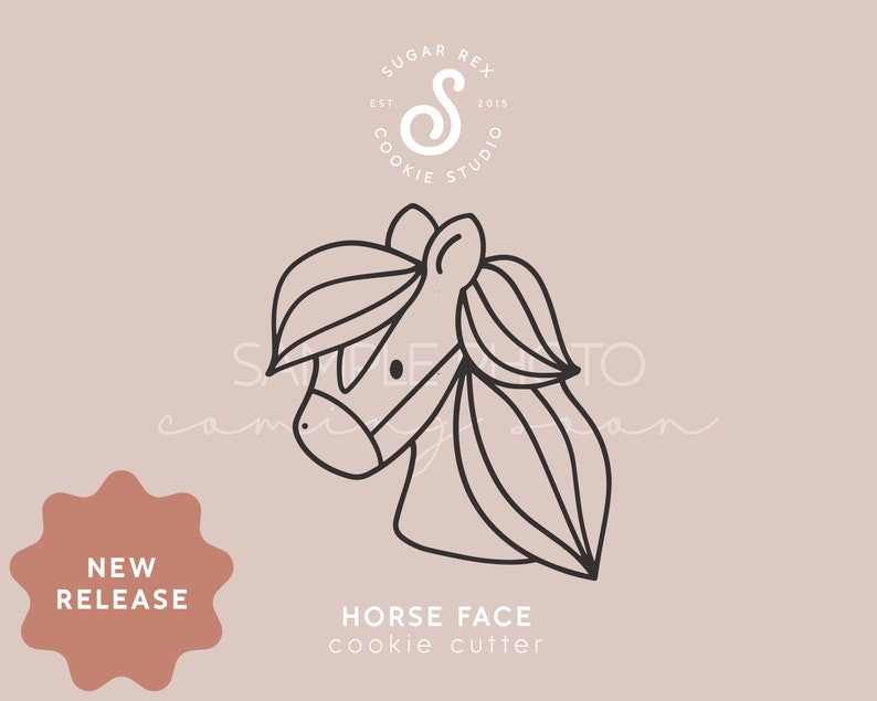 Pu&ograve; includere: Illustrazione a linea di un viso di cavallo, con un design semplice e un'espressione carina. L'immagine &egrave; in bianco e nero e ha uno sfondo marrone chiaro. Il testo "NEW RELEASE" &egrave; in una forma a stella in basso a sinistra dell'immagine. Il testo "HORSE FACE cookie cutter" &egrave; sotto l'immagine.