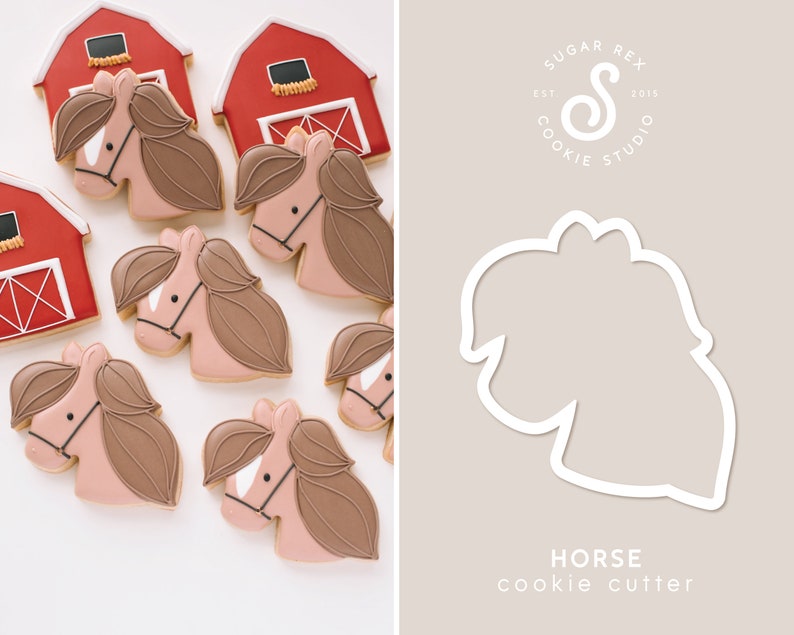 Pu&ograve; includere: Un set di stampini per biscotti a forma di cavallo di colore marrone. Gli stampini sono in metallo e hanno una finitura liscia e lucida. Gli stampini sono disposti in fila su uno sfondo bianco. Il testo "HORSE cookie cutter" &egrave; stampato in nero sotto gli stampini.