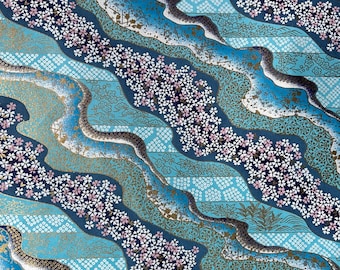 Puede incluir: Tela con estampado azul y dorado con un diseño repetitivo de flores y olas. La tela tiene una superficie texturizada y un brillo sutil. El número 162 está impreso en blanco sobre un cuadrado negro en la esquina inferior derecha de la imagen.