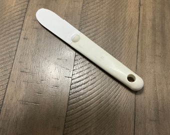 Tupperware Sandwich Spreader Serrated Edge Frosting  Knife Ergonomic Handle 3307A White Kitchen Gadget Back To School Lunch