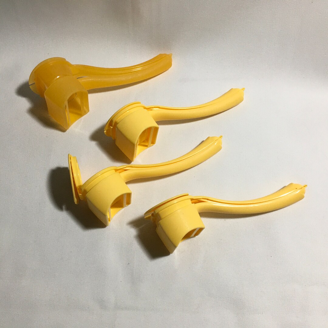 Tupperware Corn Hugger Salt and Pepper Corn Butterer 4850 for Corn on