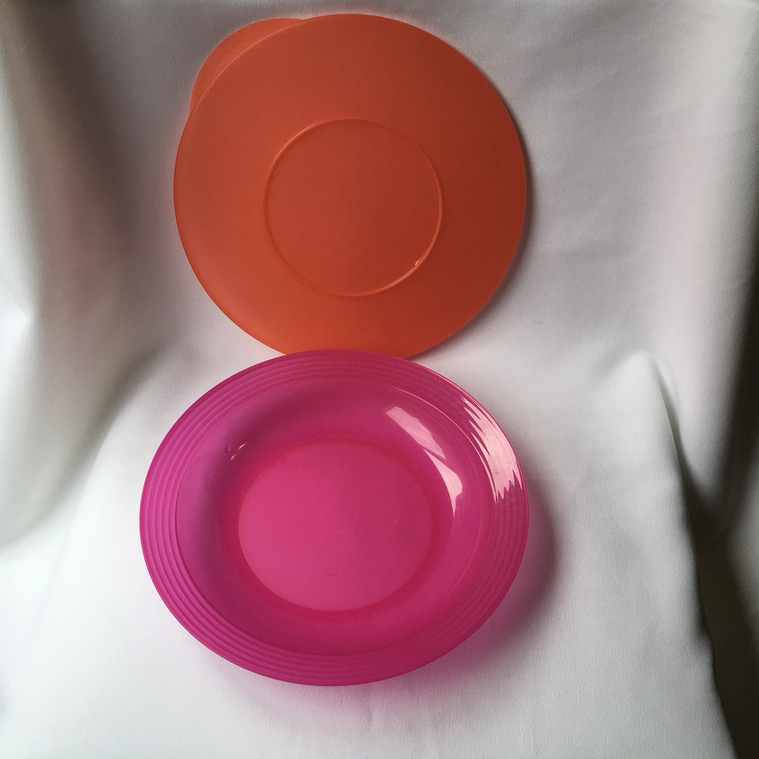 TUPPERWARE FUCHSIA COLOR LUNCHEON SQUARE PLATES SET !!!!! Plastic