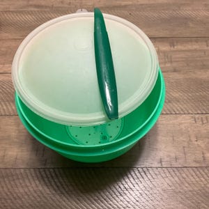 Vintage Tupperware Super  Crisp It Lettuce Keeper Bowl Domed Lid Seal Spike Corer Jadeite  1424 1425