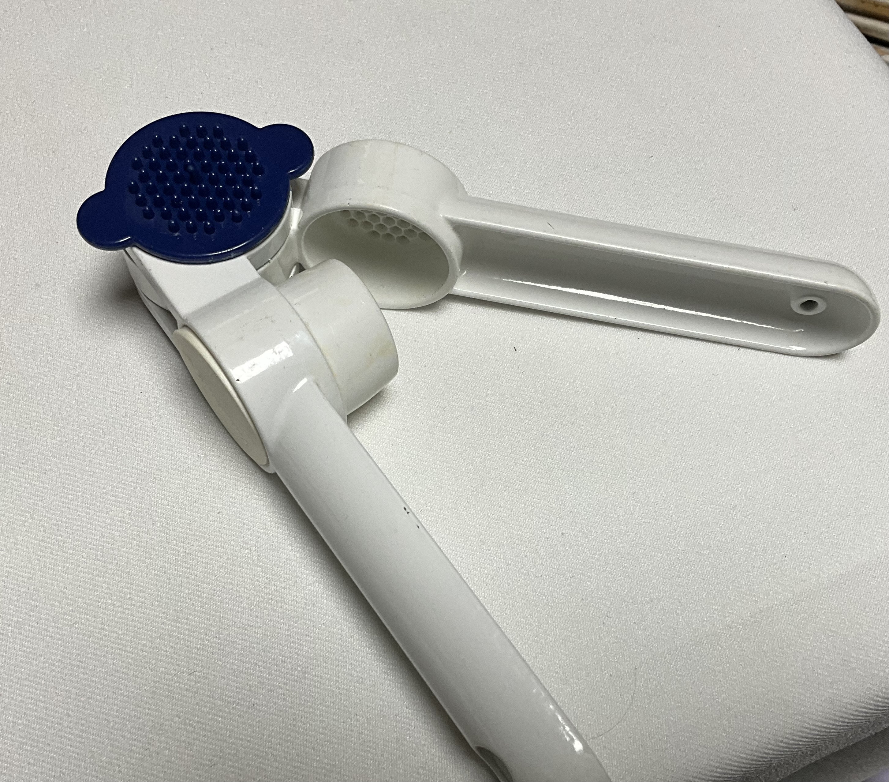 Tupperware Garlic Press Garlic Crusher Gadget White Enamel Bold N Blue