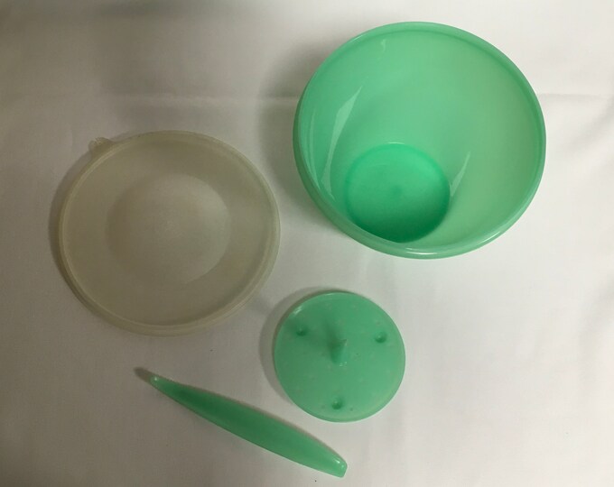 Vintage Tupperware Lettuce Crisp It Container and Corer Spike Jadeite
