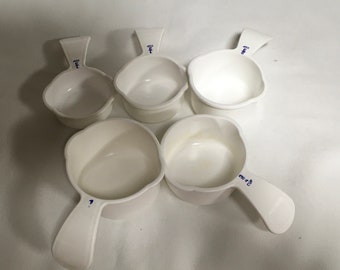 タッパーウェア ホワイトまたはブルー 計量カップ 1カップ 1/4カップ 1/2カップ 2/3カップ 3/4カップ 交換部品 人間工学に基づいたカーブハンドル ベーキングカップ お好きなものをお選びください