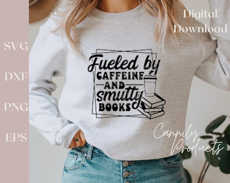 Puede incluir: Una sudadera gris con el texto "Fueled by Caffeine and Smutty Books" en negro. Una taza de caf&eacute; y una pila de libros est&aacute;n incluidos en el dise&ntilde;o. El texto "Digital Download" est&aacute; en la esquina superior derecha de la imagen.